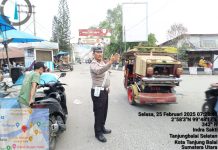Kendaraan Padat, Sat Lantas Polres Tanjung Balai Hadir di Jalan Urai Arus Lalulintas