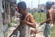 Warga Bersama Kepling LK IV Gotong Royong Bersihkan Parit