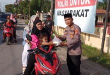 Polsek teluk nibung Polres Tanjung Balai Berbagi Takjil Kepada Warga Yang Berpuasa