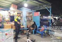 Personel Sat Lantas Polres Tanjung balai Secara Humanis Himbau Pedagang Jajanan Malam