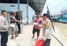 Jumat Berkah, Polsek Teluk Nibung Bagikan Nasi Kotak Ke Warga