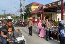Sapa Pengguna Jalan, Polres Tanjungbalai dan TK Kemala Bhayangkari Bagikan Takjil Gratis