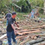 Camat Datuk Bandar Meninjau Rumah Warga Yang Terkena Pohon Tumbang