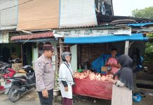Bhabinkamtibmas Sei Merbau Sambangi Warga Tanjung Balai, Imbau Jaga Kerukunan