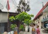 Sambut HUT RI, Bhabinkamtibmas Polsek Tanjung Balai Utara Ajak Warga Pasang Bendera Merah Putih