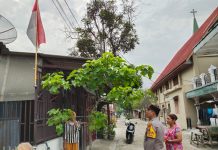 Sambut HUT RI, Bhabinkamtibmas Polsek Tanjung Balai Utara Ajak Warga Pasang Bendera Merah Putih
