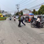 Polres Tanjung Balai Seberangkan Anak Sekolah, Pastikan Arus Lalu Lintas Aman dan Tertib