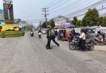 Polres Tanjung Balai Seberangkan Anak Sekolah, Pastikan Arus Lalu Lintas Aman dan Tertib